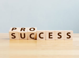 Symbolisches Bild für Erfolg (würfel mit Aufschrift "Success")